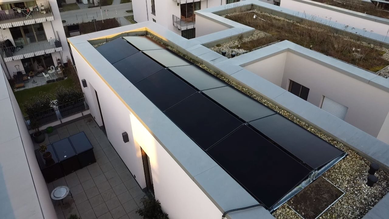 Full-Black Module auf einem Flachdach