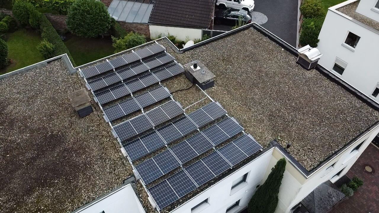 Solaranlage auf Flachdach mit Südausrichtung